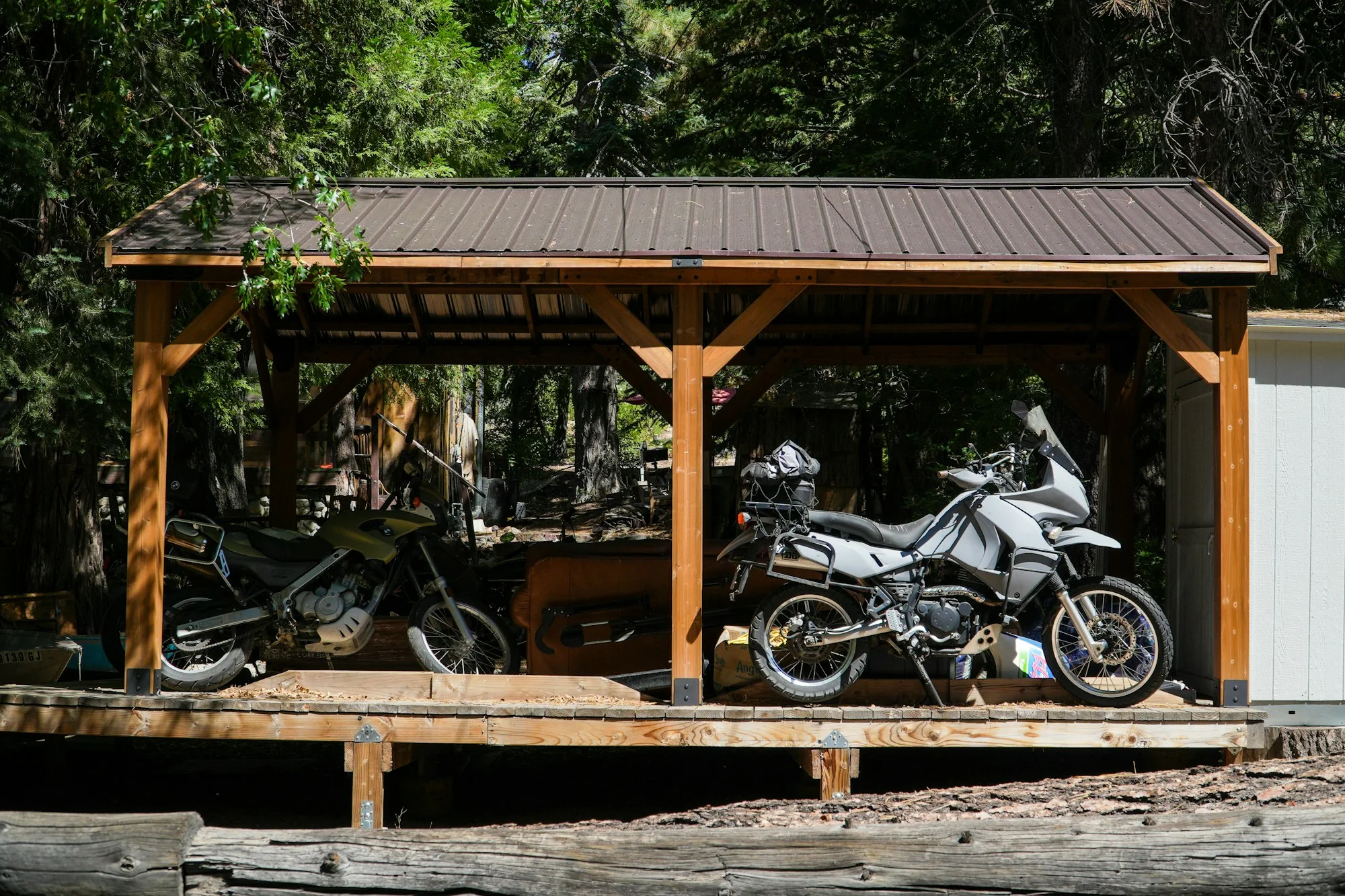 Carport i træ ved hus i Hjørring